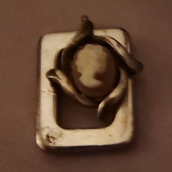 Vintage Yellow Shell Cameo Pendant – Victorian Style Gold-Tone Setting - Picture 2 of 9